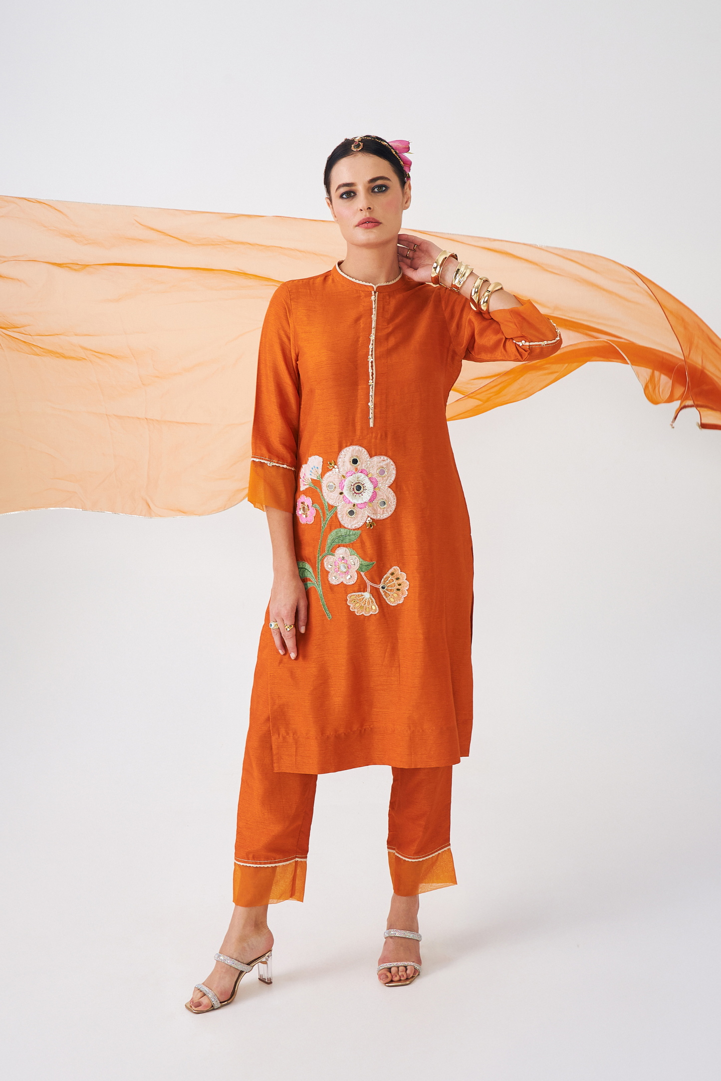 Riva Ladies Embellished Kurta With Narrow Fit Trousers (Set of 3 Pcs)